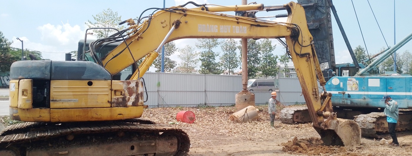 Máy khoan cọc nhồi đang thi công tại công trường
